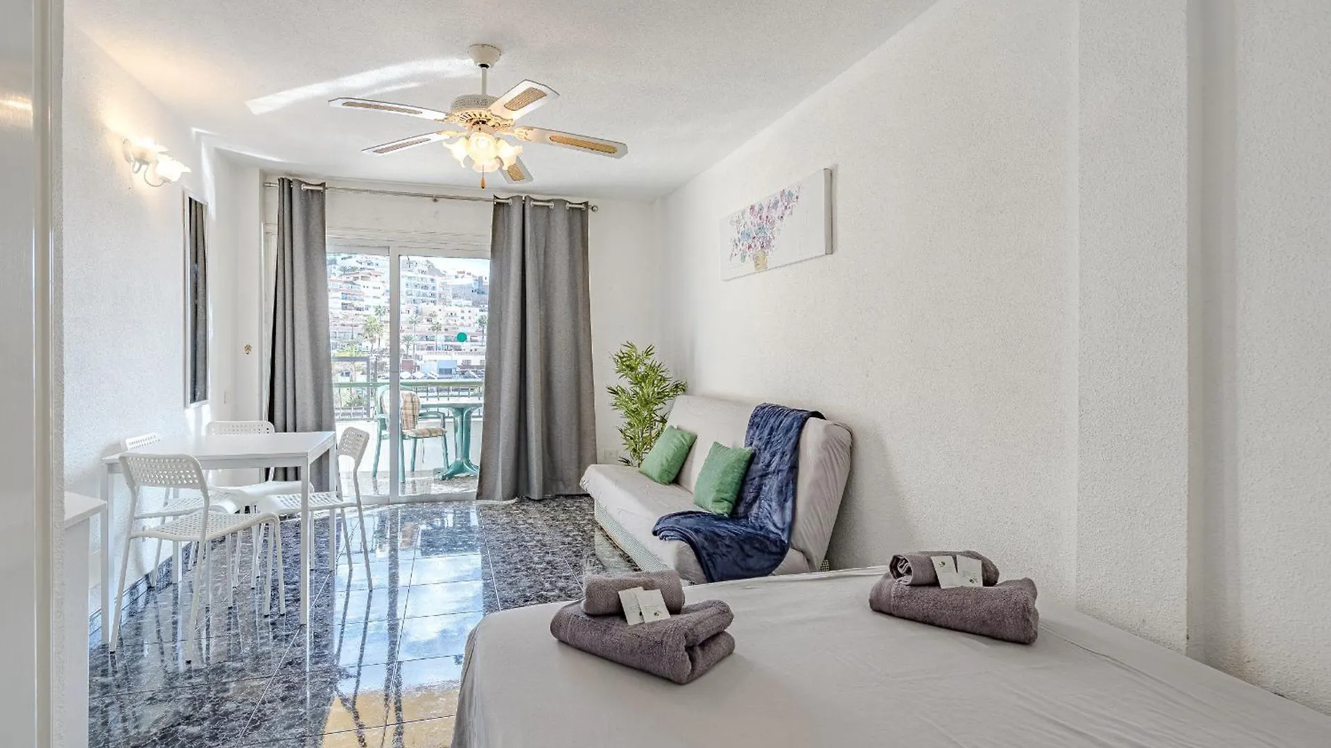 Apartamentos En Torres Del Sol Arona  Spagna